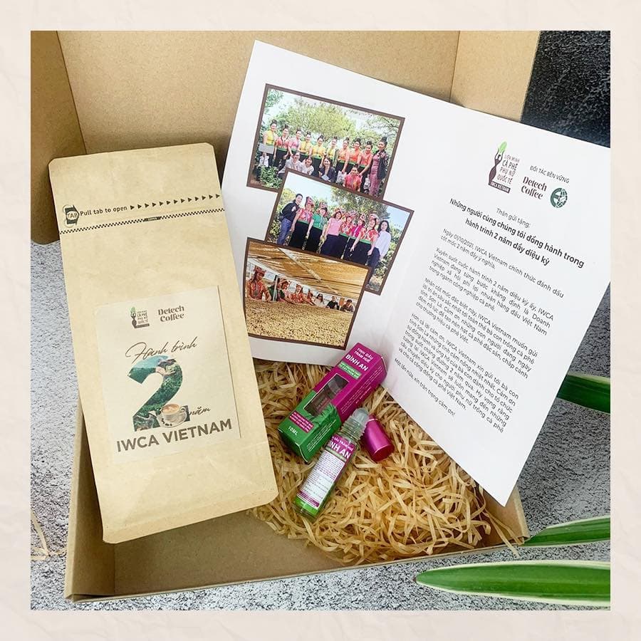 IWCA Việt Nam tặng quà cho bà con nhân dịp Quốc Tế Cà Phê 01/10